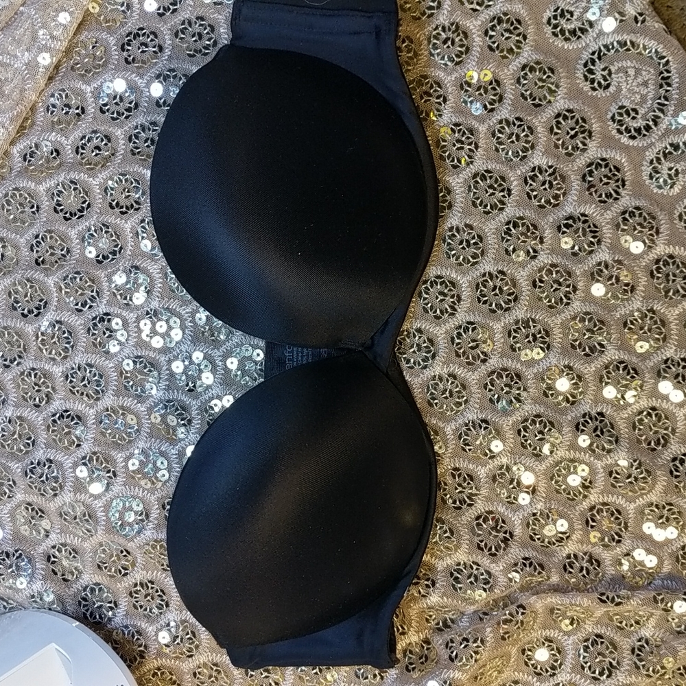 NWOT Maidenform Strapless Bra size 32A Black. Heavily padded.